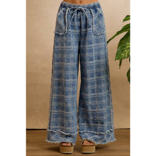 Load image into Gallery viewer, FRAYED DETAIL PLAID WIDE LEG JEANS