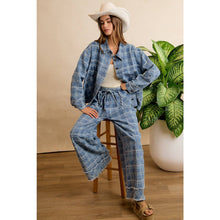 Load image into Gallery viewer, FRAYED DETAIL PLAID WIDE LEG JEANS
