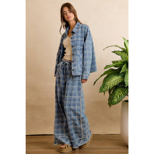 Load image into Gallery viewer, FRAYED DETAIL PLAID WIDE LEG JEANS
