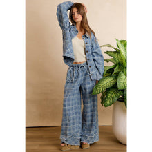 Load image into Gallery viewer, FRAYED DETAIL PLAID WIDE LEG JEANS
