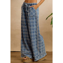 Load image into Gallery viewer, FRAYED DETAIL PLAID WIDE LEG JEANS
